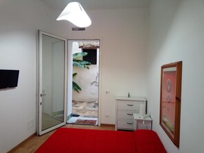 In-room safe, free WiFi, bed sheets - B&B Garibaldi (Alcamo)