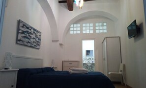 Habitación doble, baño privado (White) | Caja de seguridad en la habitación, wifi gratis y ropa de cama