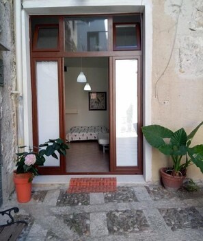 Neljän hengen perhehuone | Tallelokero huoneessa, ilmainen Wi-Fi, vuodevaatteet