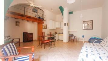 Familien-Vierbettzimmer | Wohnbereich | Flachbildfernseher