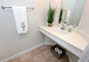 Serviettes fournies, savon, shampooing, papier de toilette