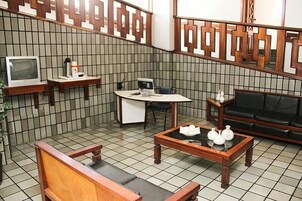 Chuveiro, chuveiro com efeito de chuva, produtos de toalete grátis 