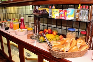 Café da manhã com buffet grátis todos os dias
