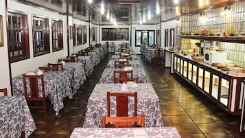 Café da manhã com buffet grátis todos os dias