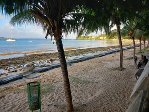 Chaises longues, serviettes de plage