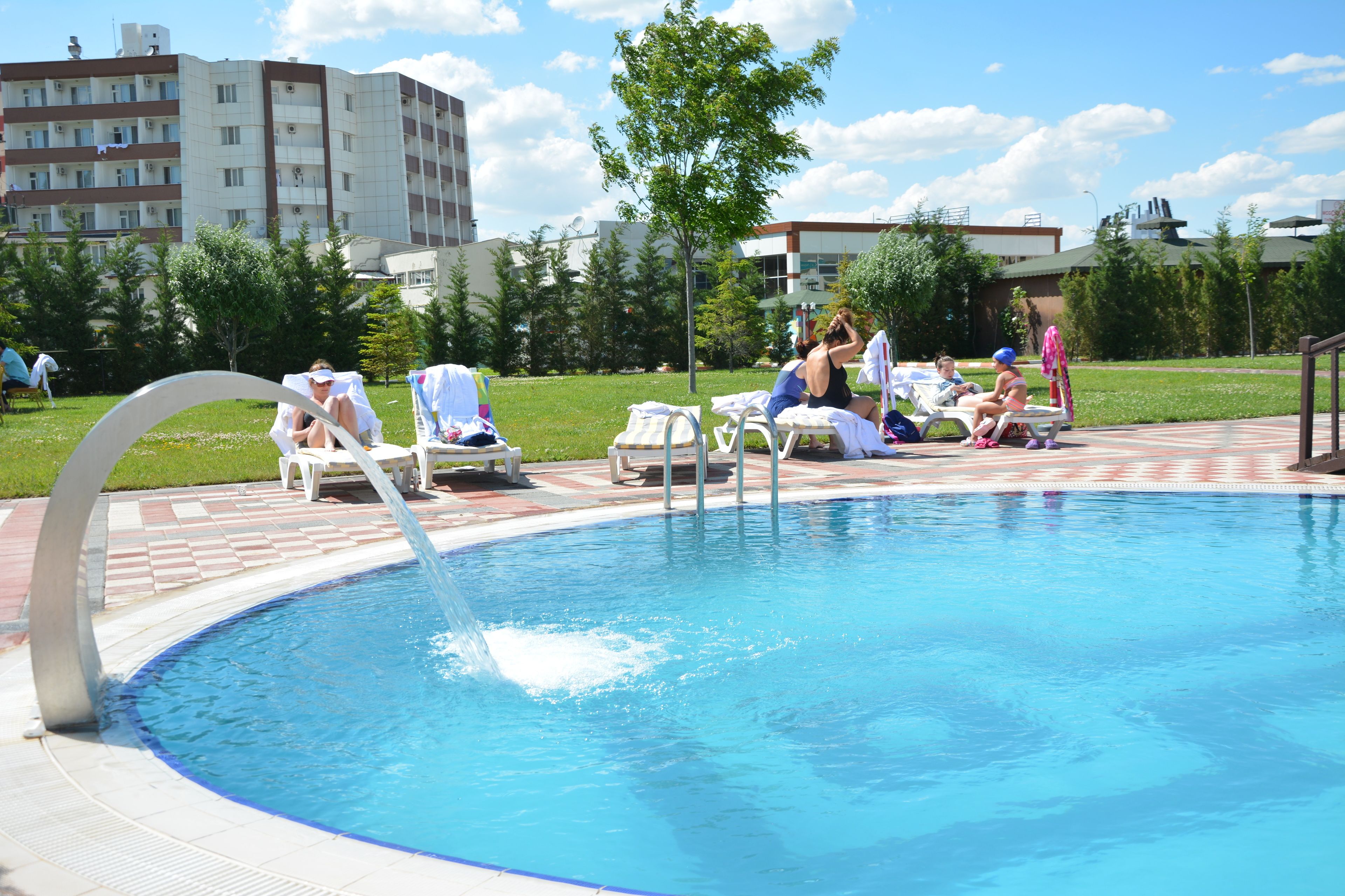 2 piscines couvertes, piscine extérieure (ouverte en saison)