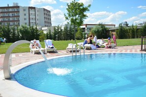 2 piscinas internas, piscina externa sazonal, guarda-sóis