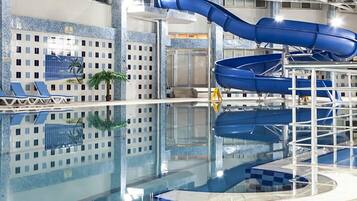 2 piscines couvertes, piscine extérieure (ouverte en saison)