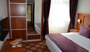 Phòng dành cho gia đình, 2 phòng ngủ | Minibar, bàn, màn/rèm cản sáng, giường gấp/giường phụ (phụ phí) 