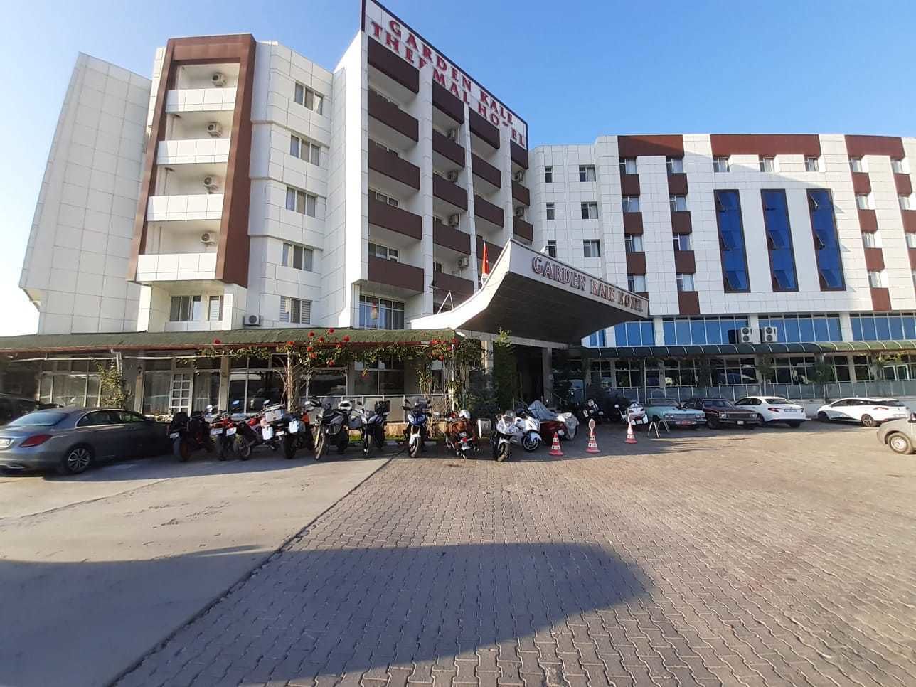 Un hotel de varios pisos con un letrero llamativo que dice "Garden Hall Hotel".