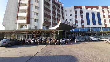 Un hotel de varios pisos con un letrero llamativo que dice "Garden Hall Hotel".