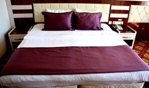 Frigobar, escrivaninha, cortinas blackout