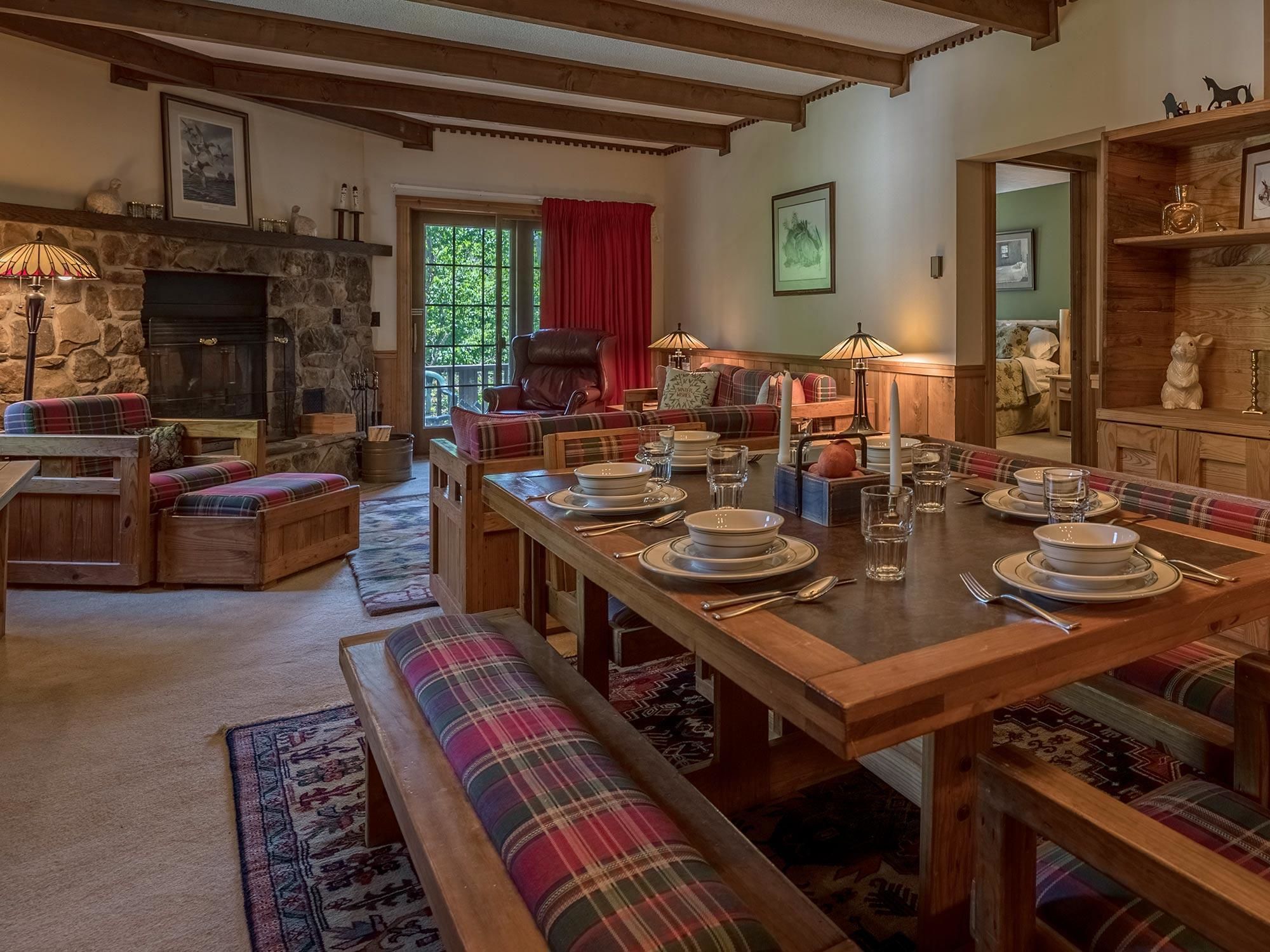 House, Multiple Beds (2 Br:   Whistlepunk 17) | In-room dining