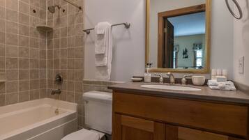 Casa, varias camas (2 Br: Whistlepunk 17) | Baño | Artículos de higiene personal gratuitos, secador de pelo y toallas