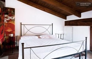 3 bedrooms, iron/ironing board, travel cot, free WiFi - Self catering Cà Borgo Vecchio for 6 people (Brusasco)