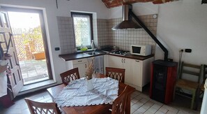 Fridge, microwave, oven, stovetop - Self catering Cà Borgo Vecchio for 6 people (Brusasco)