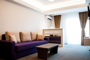 تلفزيون إل إي دي بحجم 80-سم يعرض قنوات تلفزيونية باشتراك مدفوع، تلفزيون