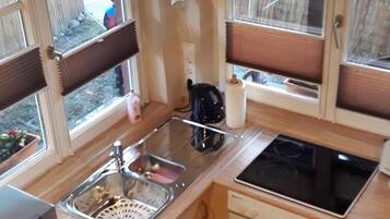 KĂŒhlschrank, Mikrowelle, Herdplatte, GeschirrspĂŒler