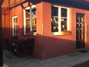 Outdoor dining - Sunny holiday home with a cozy sleeping loft, idyllically located in the garden. (Barth)