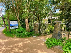 Front of property - Amron Resort Sigiriya (Sigiriya)
