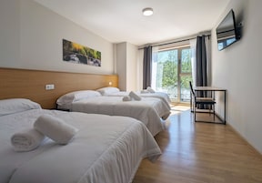 Habitación triple | Edredones de plumas, escritorio, wifi gratis y ropa de cama