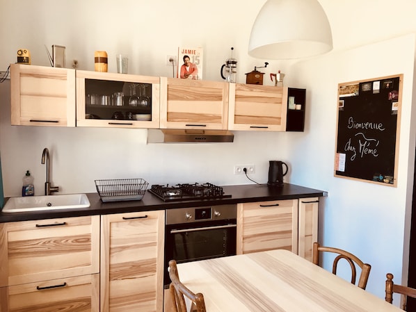 Kühlschrank, Mikrowelle, Ofen, Herdplatte