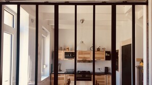 Une cuisine moderne avec des meubles de rangement en bois, une table à manger et des chaises.