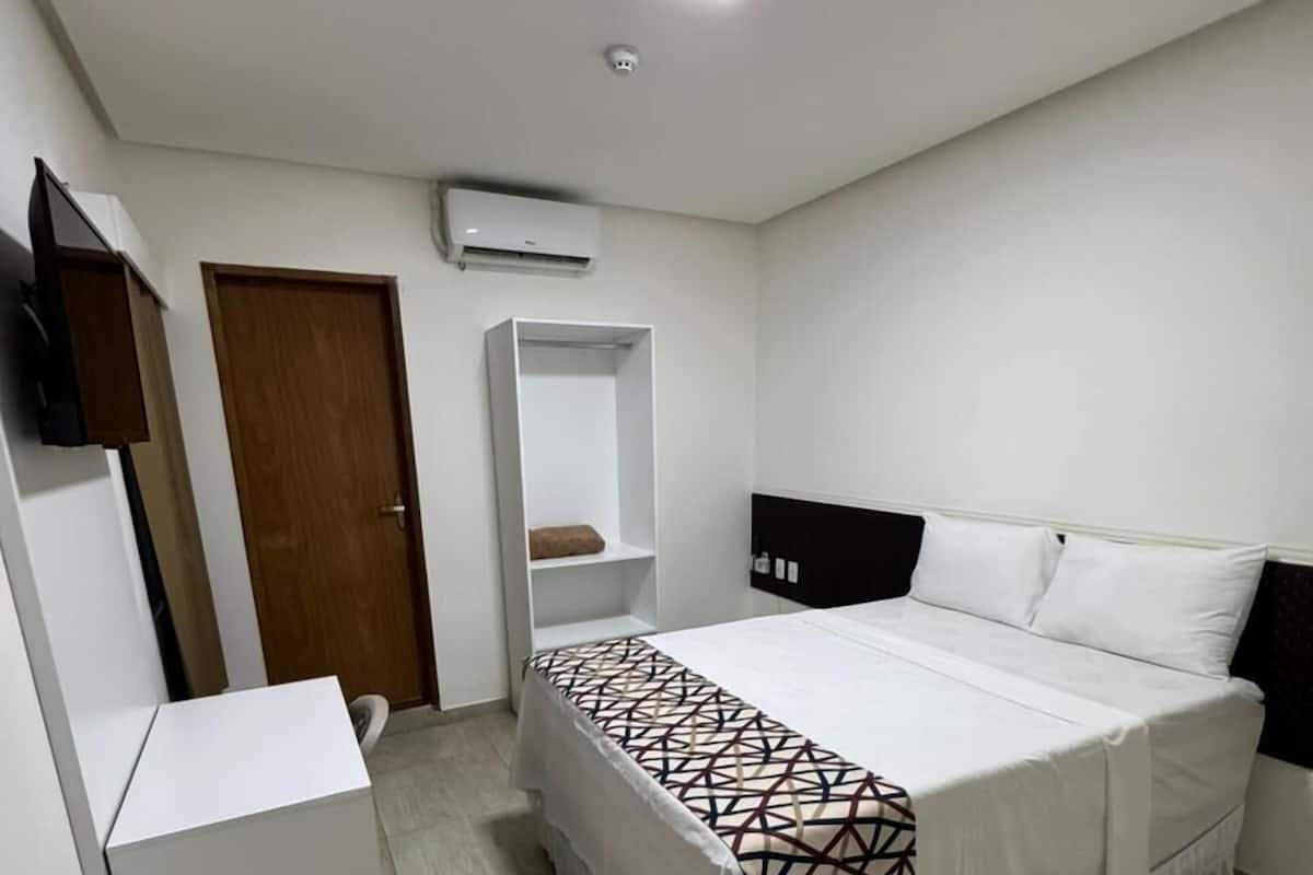 Standard Room, 1 Katil Kelamin (Double) | Bar mini, meja, Wi-fi percuma