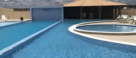 Una piscina al aire libre