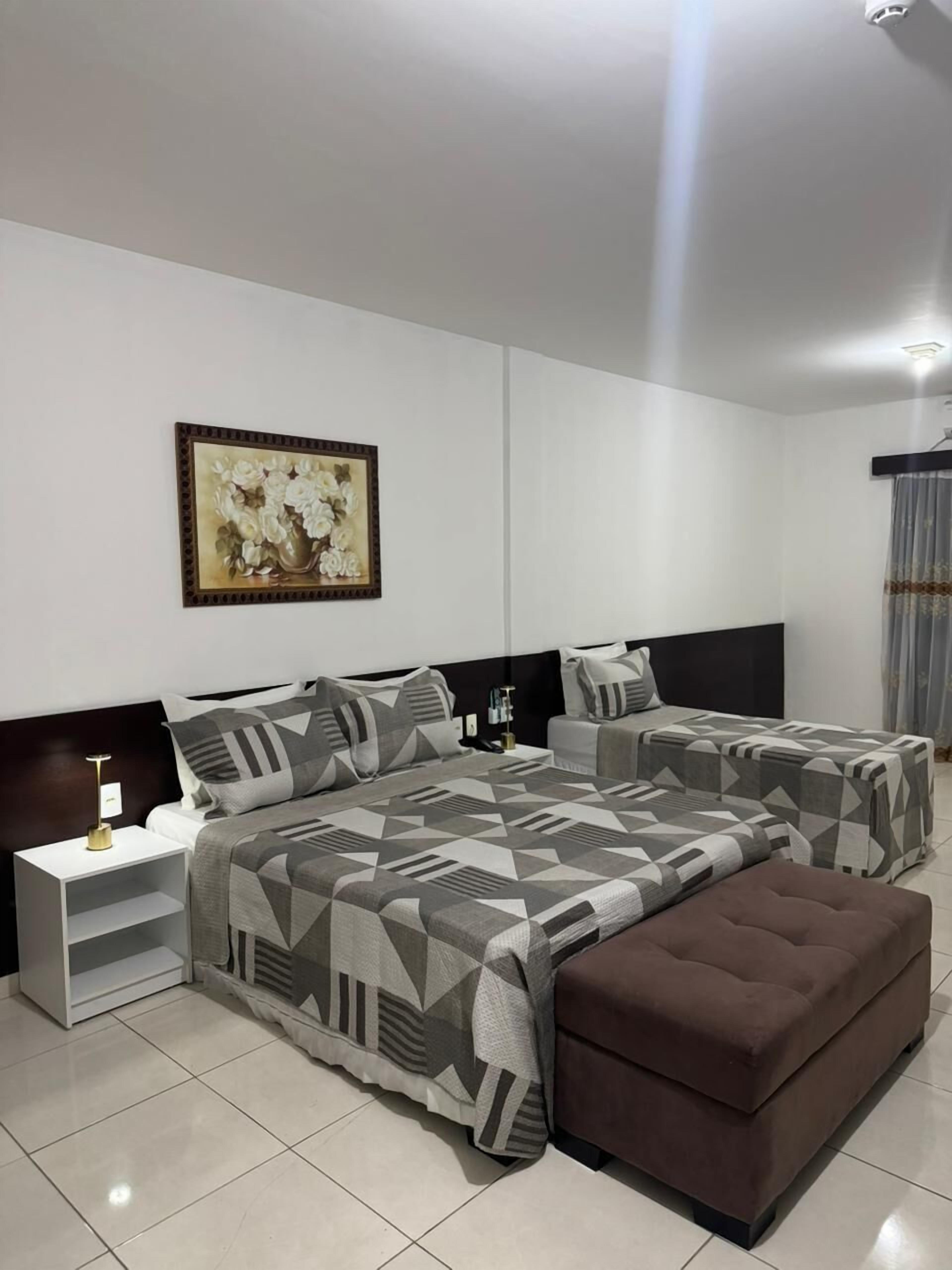 Quarto luxo, 3 camas de solteiro | Frigobar, escrivaninha, Wi-Fi de cortesia