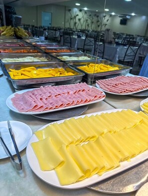 Free daily buffet breakfast - Lacazzona Hotel (Belo Jardim)