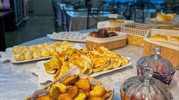 بوفيه فطور مجانًا يوميًا