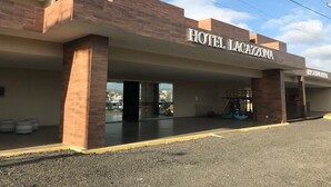 Un hôtel doté d’une façade moderne, d’une entrée imposante et offrant une vue dégagée sur les environs.