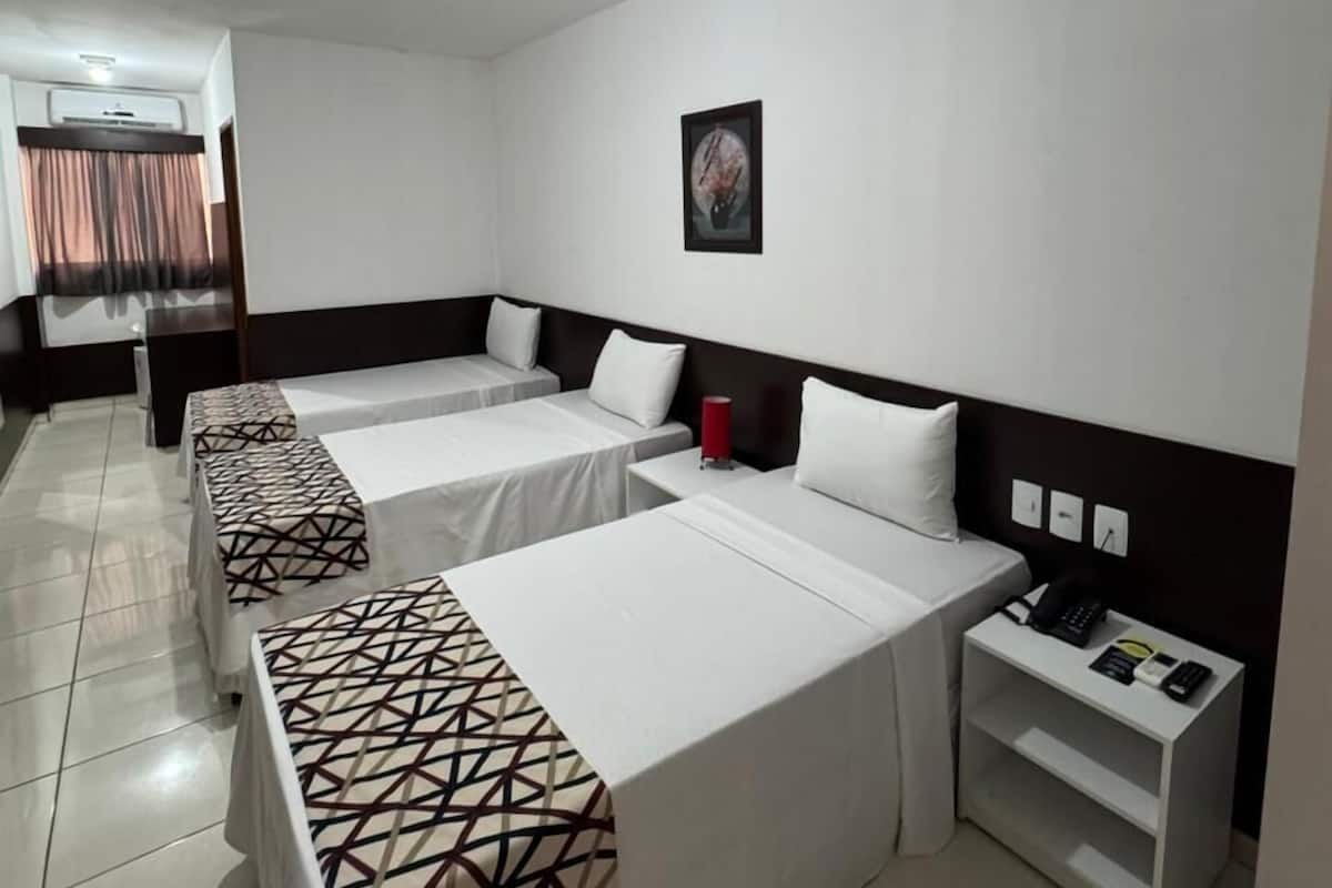Deluxe Room, 3 Katil Bujang (Single) | Bar mini, meja, Wi-fi percuma