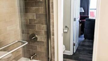 Kondominium Basic | Kamar mandi | Handuk, sabun, sampo, dan tisu toilet