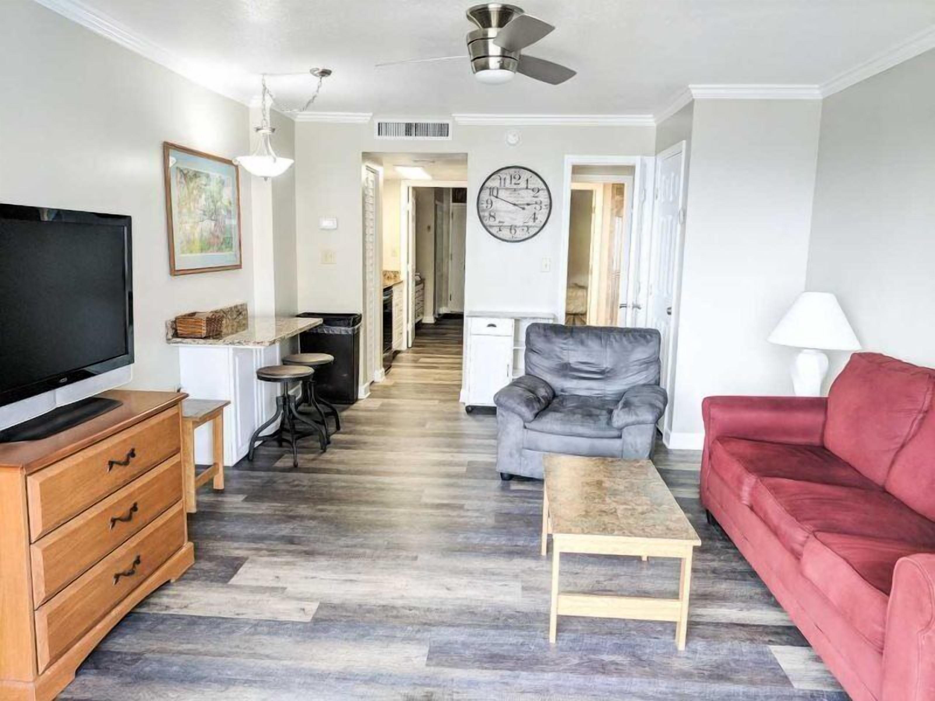 基本公寓客房 | 起居區 | 40-吋電視，提供衛星頻道