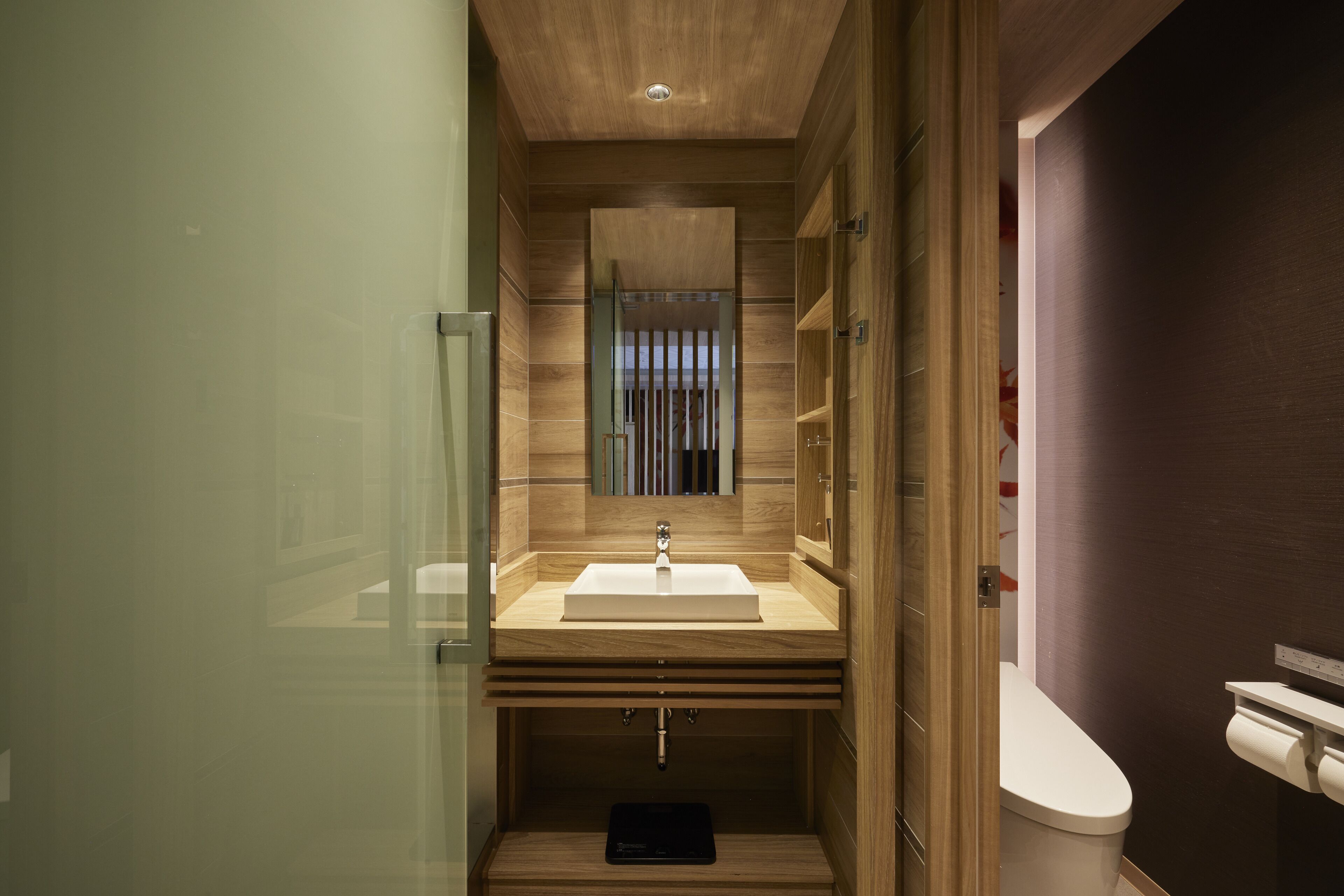 alfit king | bathroom | free toiletries, hair dryer, slippers, towels