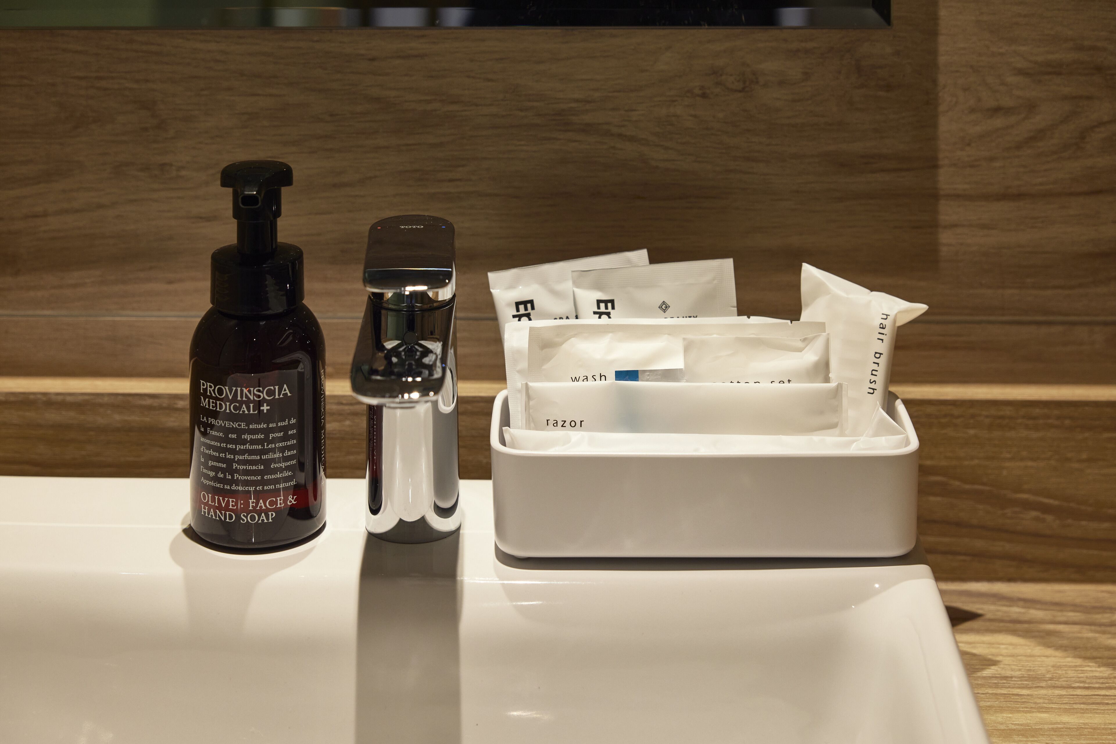 grand twin room, non smoking (all-fit hollywood) | bathroom | free toiletries, hair dryer, slippers, towels