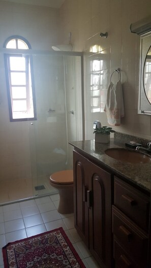 Maison, plusieurs lits, vue ville | Salle de bain | Serviettes fournies