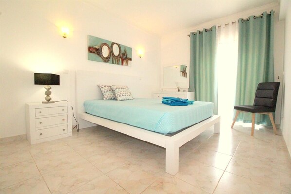 3 bedrooms, internet, bed sheets