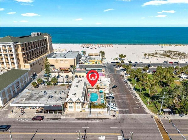 Un hôtel doté d’une piscine, d’un parking et offrant une vue sur la plage.