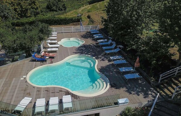 2 piscinas al aire libre, sombrillas, sillones reclinables de piscina