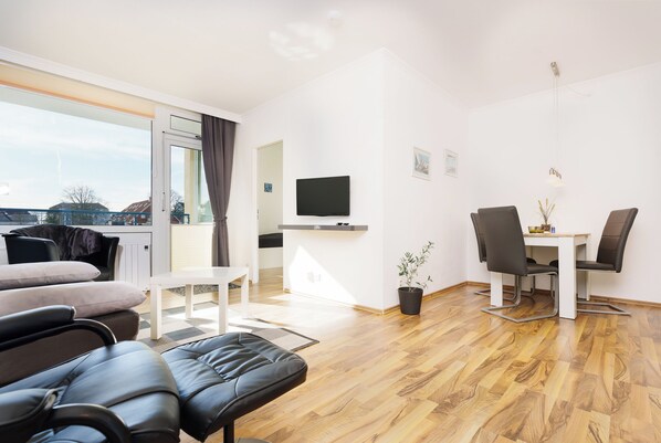 Fernseher, DVD-Player, Stereoanlage