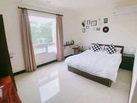 Desk, blackout drapes, free WiFi, bed sheets