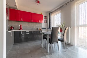 Deluxe Apartment, Multiple Beds, City View | Private kitchen | Fridge, microwave, stovetop, dishwasher - Apartment Metropolia typu deluxe Airport (Warsaw)