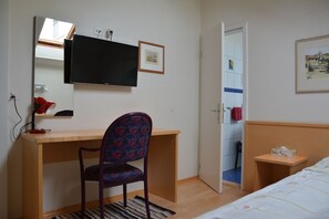 Classic Single Room | Individually furnished, desk, soundproofing, free cribs/infant beds - Hotel Hessengüetli (Winterthur)