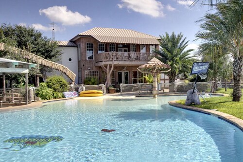 Grand Lodge, Cloud Lane ,Large house sleeps 20. Pool and River access.