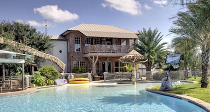 Grand Lodge, Cloud Lane ,Large house sleeps 20. Pool and River access.