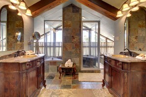 Combined shower/bathtub, towels - Grand Lodge, Cloud Lane ,Large house sleeps 20. Pool and River access. (New Braunfels)