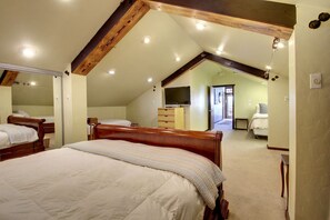 5 bedrooms, iron/ironing board, Internet - Grand Lodge, Cloud Lane ,Large house sleeps 20. Pool and River access. (New Braunfels)